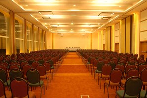 A conference room with rows of chairs facing a long table at the front. - Blue Tree Towers Sao Luis (São Luís)