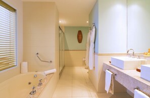 A modern bathroom with a bathtub, shower, and sink. - Blue Tree Towers Sao Luis (São Luís)