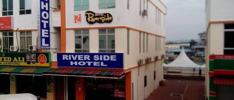 Vista frontal de la propiedad