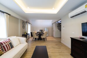 Family Suite | Living area | 32-inch flat-screen TV with cable channels - Merchant House Chiangmai (Chiang Mai)