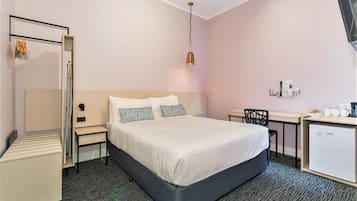 Studio Queen | Desk, soundproofing, iron/ironing board, free WiFi