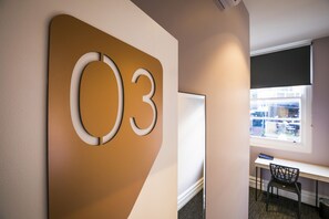 Skrivebord, lydisolert, strykejern/-brett og wi-fi (inkludert)