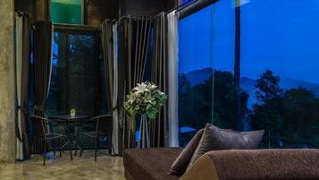 The Glass House | Cortinas blackout y wifi gratis