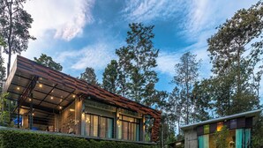 A modern house with a large glass facade, a sloped roof, and a well-maintained garden. - Phu Pha View Doi (Samoeng)