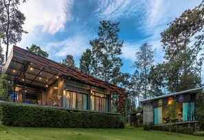 Family House Two-Bedroom | Myrkratjöld/-gardínur, ókeypis þráðlaus nettenging