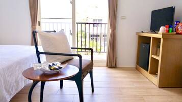 Escritorio, cortinas blackout, wifi gratis y ropa de cama