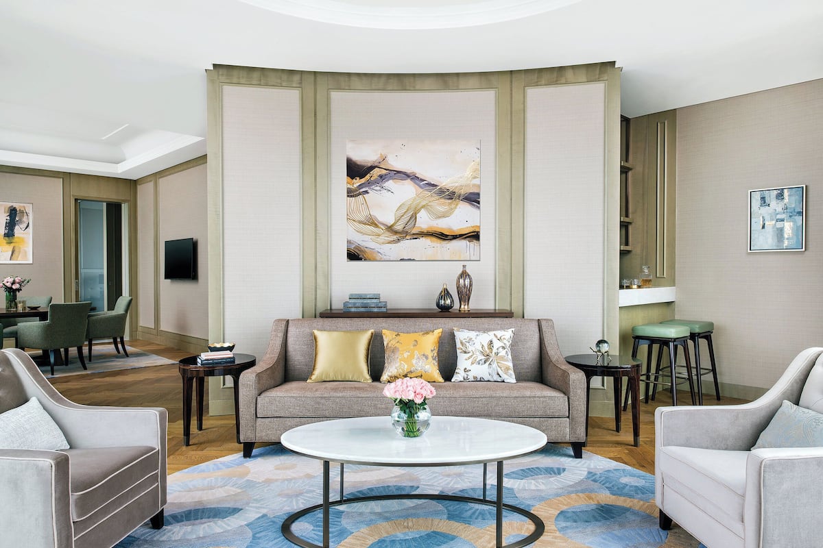 Executive Suite | Minibar, in-room safe, desk, blackout drapes