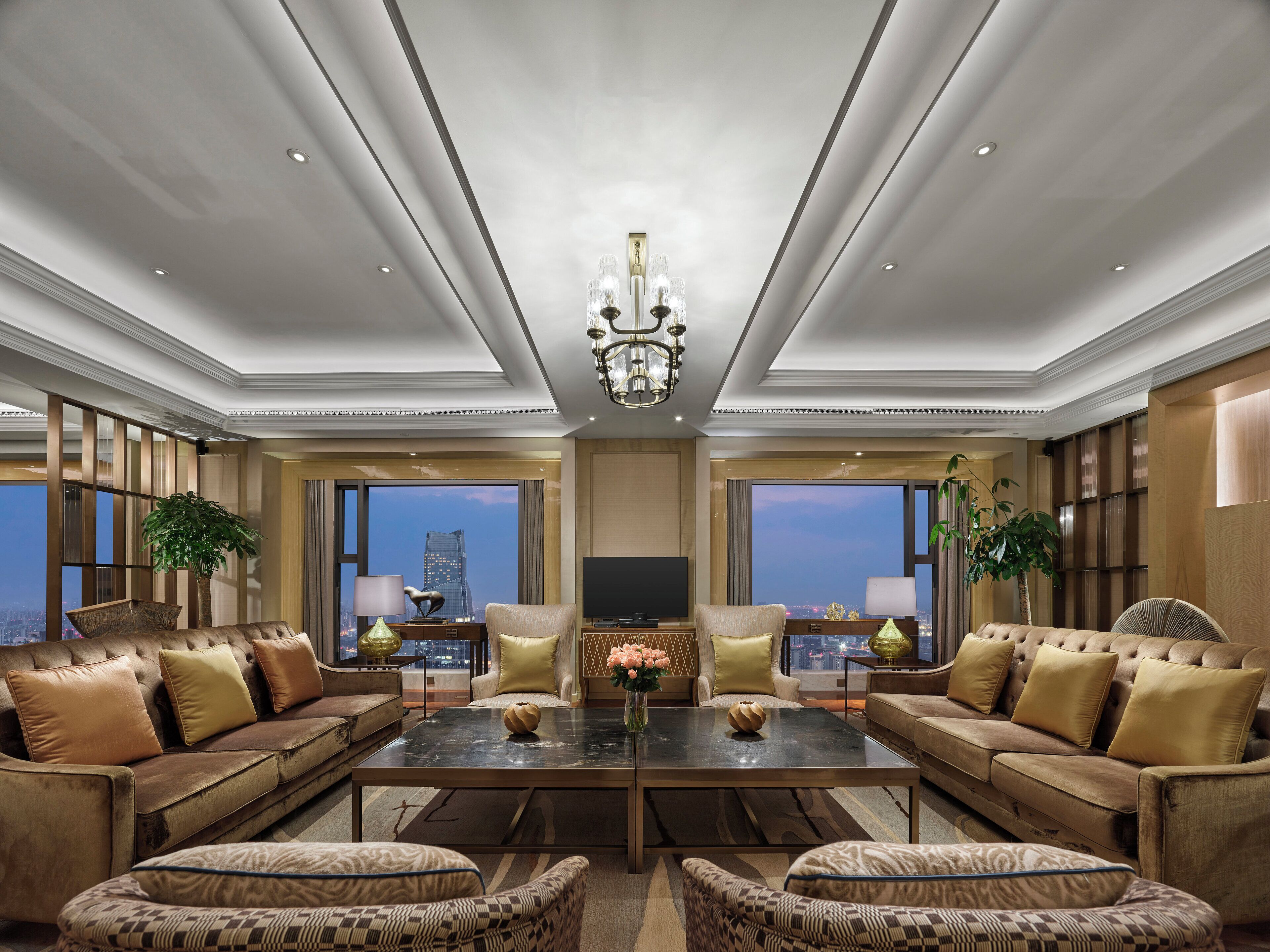 Een minibar, een kluis op de kamer, een bureau, verduisterende gordijnen