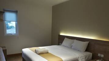 Premium bedding, desk, WiFi (free)