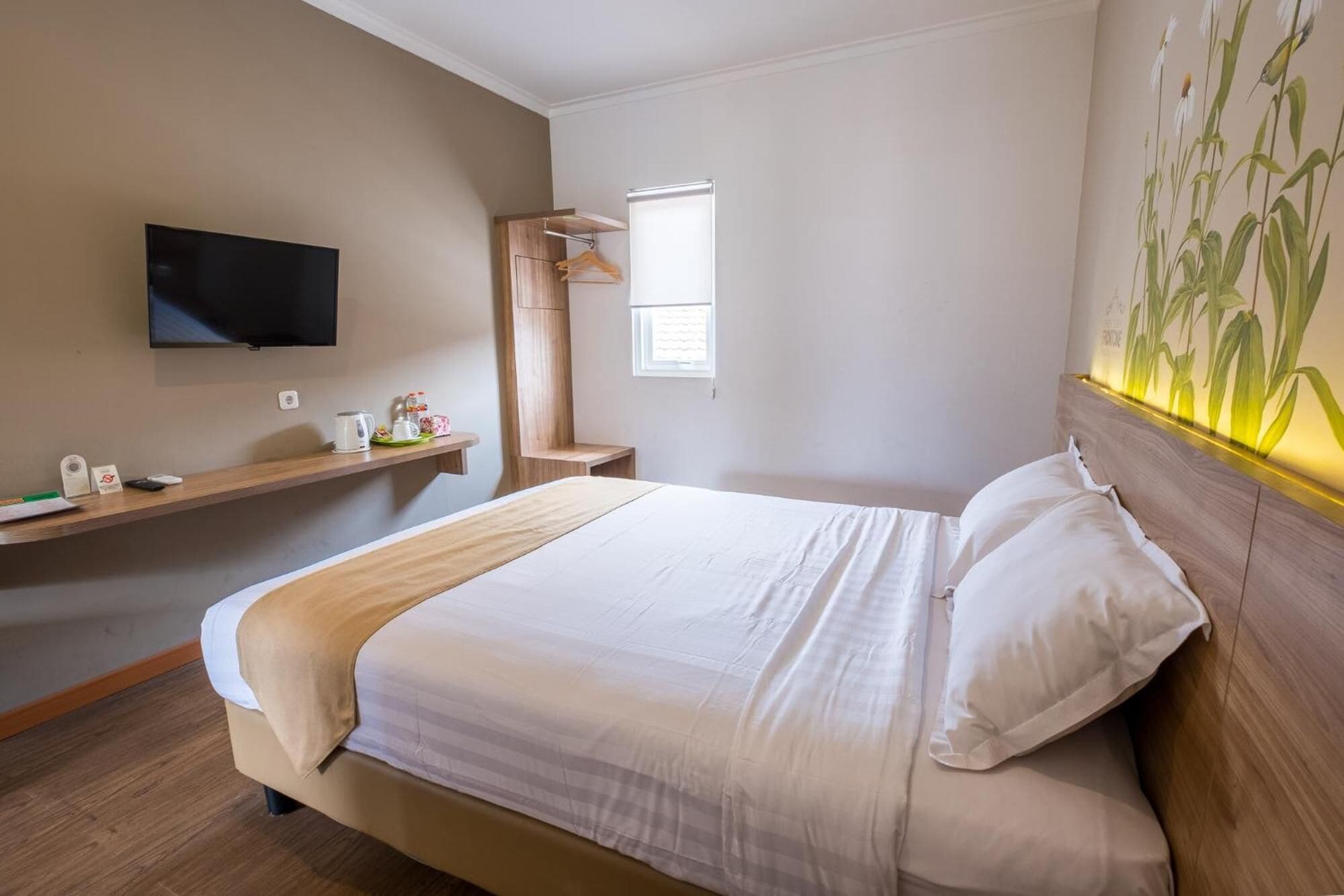 Premium bedding, desk, WiFi (free)