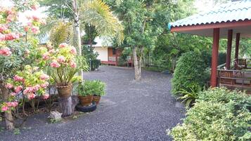 Lunch and dinner served, Thai cuisine