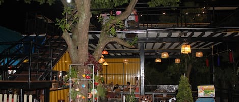 Lunch and dinner served, Thai cuisine