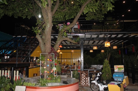 供应午餐和晚餐,泰国菜