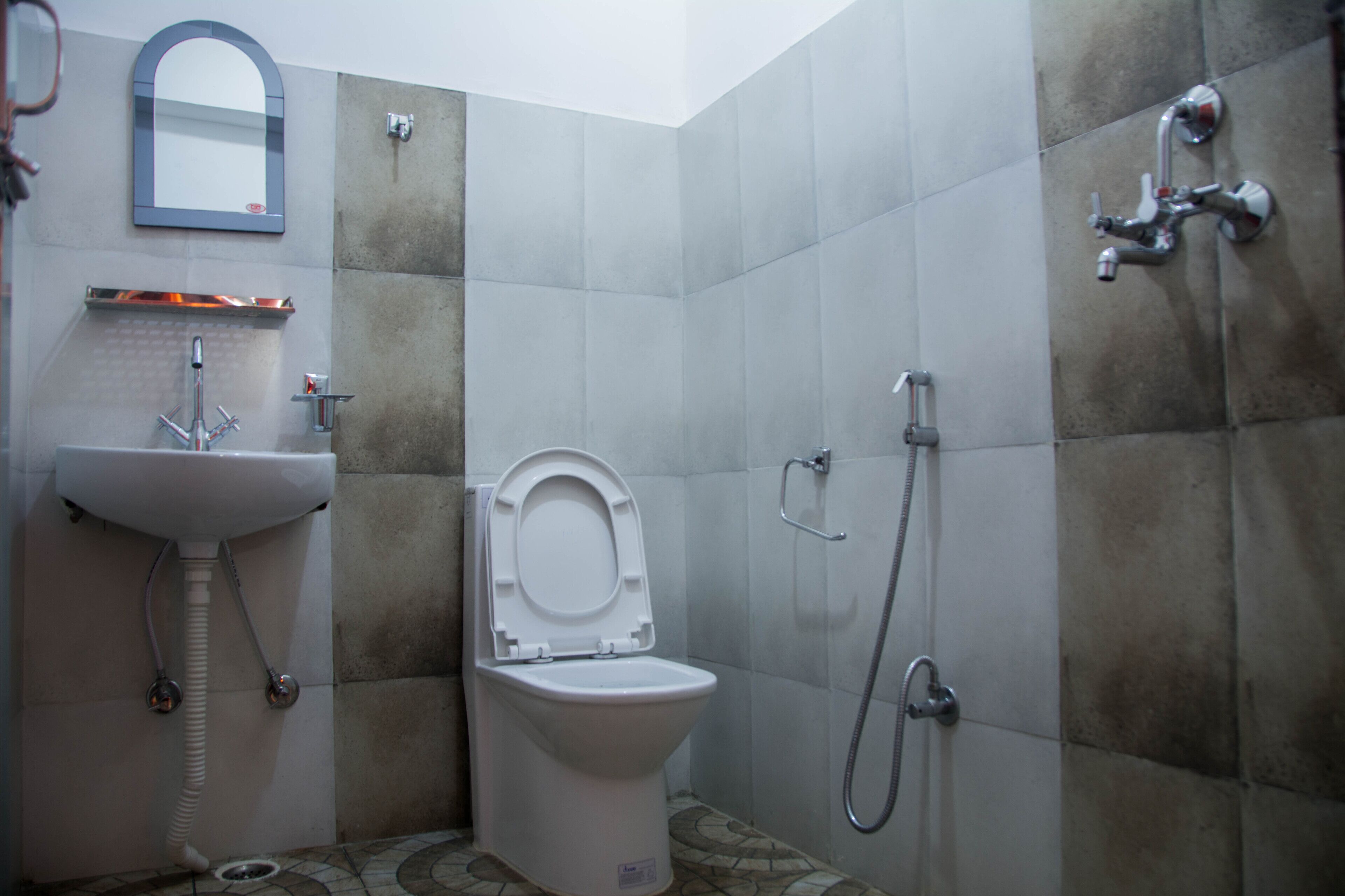Un bagno con toilette, lavabo e doccia.