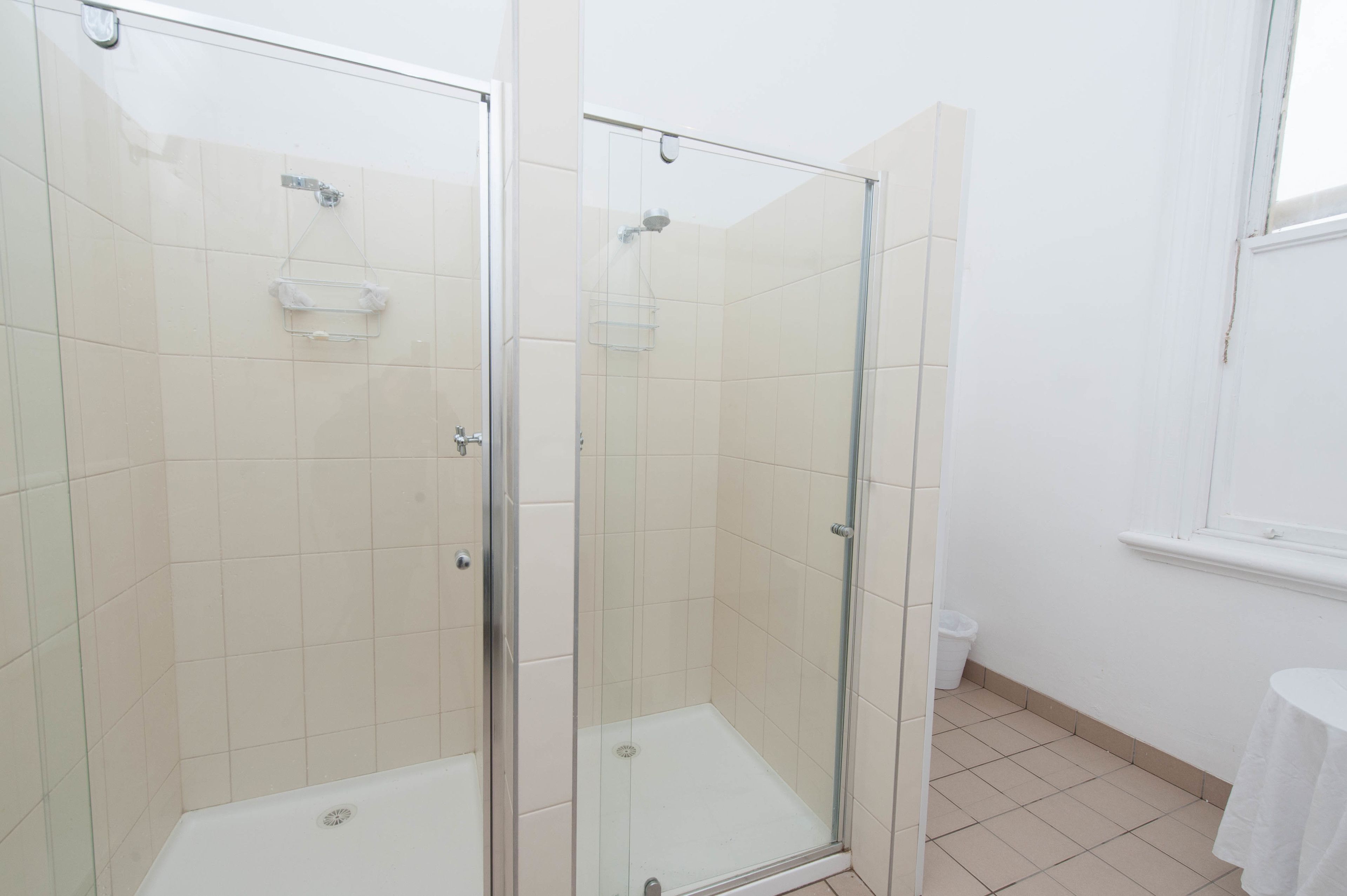 Vierpersoonskamer | Badkamer | Een bad/douchecombinatie, gratis toiletartikelen, handdoeken, zeep