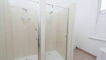 Vierpersoonskamer | Badkamer | Een bad/douchecombinatie, gratis toiletartikelen, handdoeken, zeep