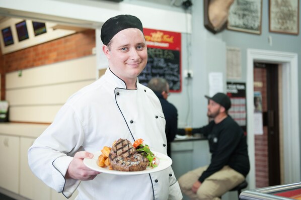 Food and drink - Riverina Hotel (Holbrook)