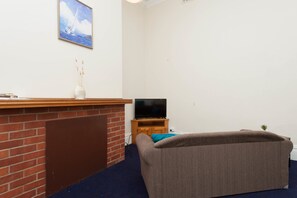 Basic Double Room, 1 Double Bed | Living area | 29-inch LCD TV with digital channels, TV, Netflix - Riverina Hotel (Holbrook)