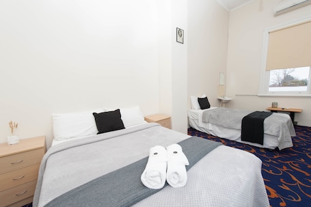 Double bed with Ensuite. Riverina Hotel