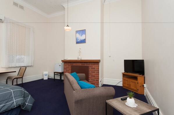 基础双人房, 1 张双人床 | 起居区 | 29-英寸液晶电视（配备数码频道）、电视、Netflix