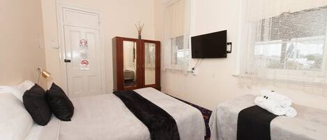 Double bed + 1 single bed | Free WiFi, bed sheets