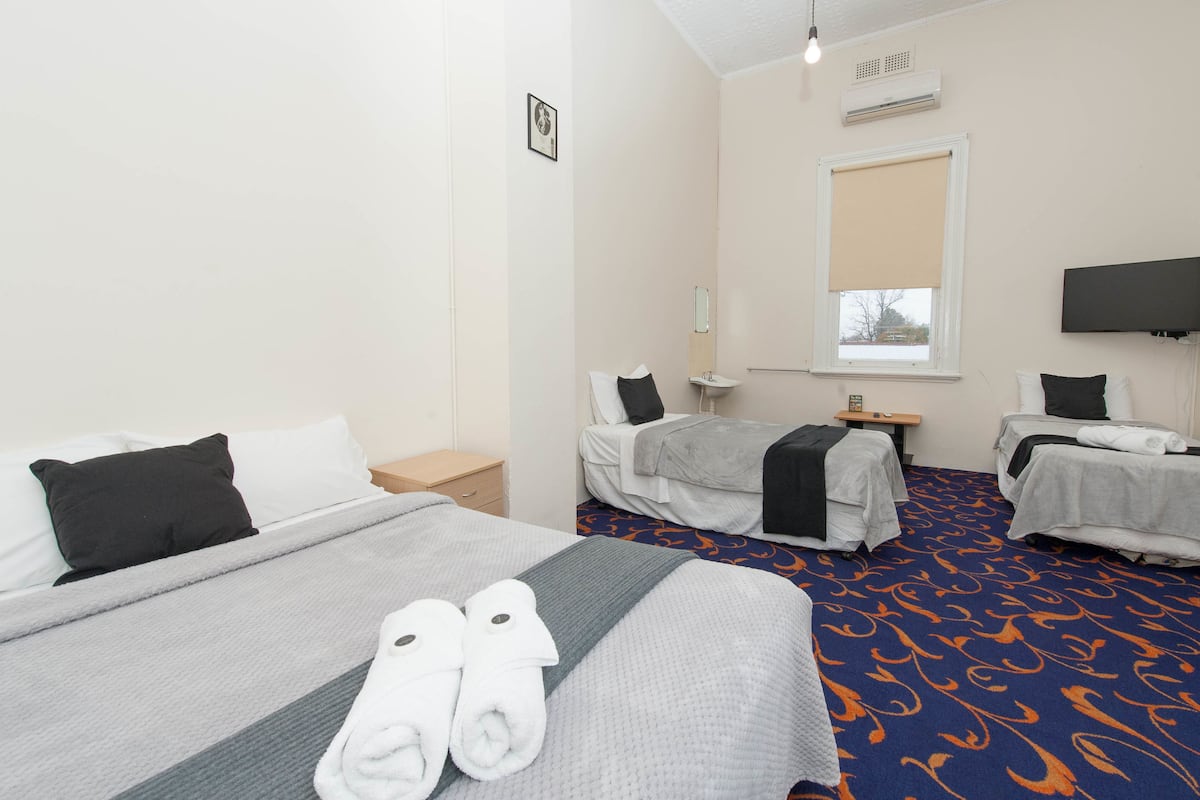 Habitación cuádruple | Wifi gratis y ropa de cama