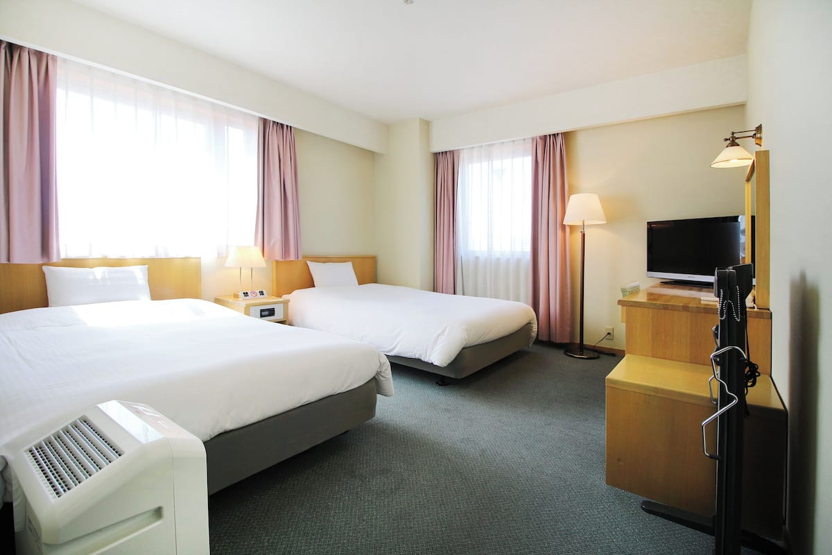 Zweibettzimmer, Nichtraucher (B,Contact hotel for parking) | Schreibtisch, kostenloses WLAN, Bettwäsche