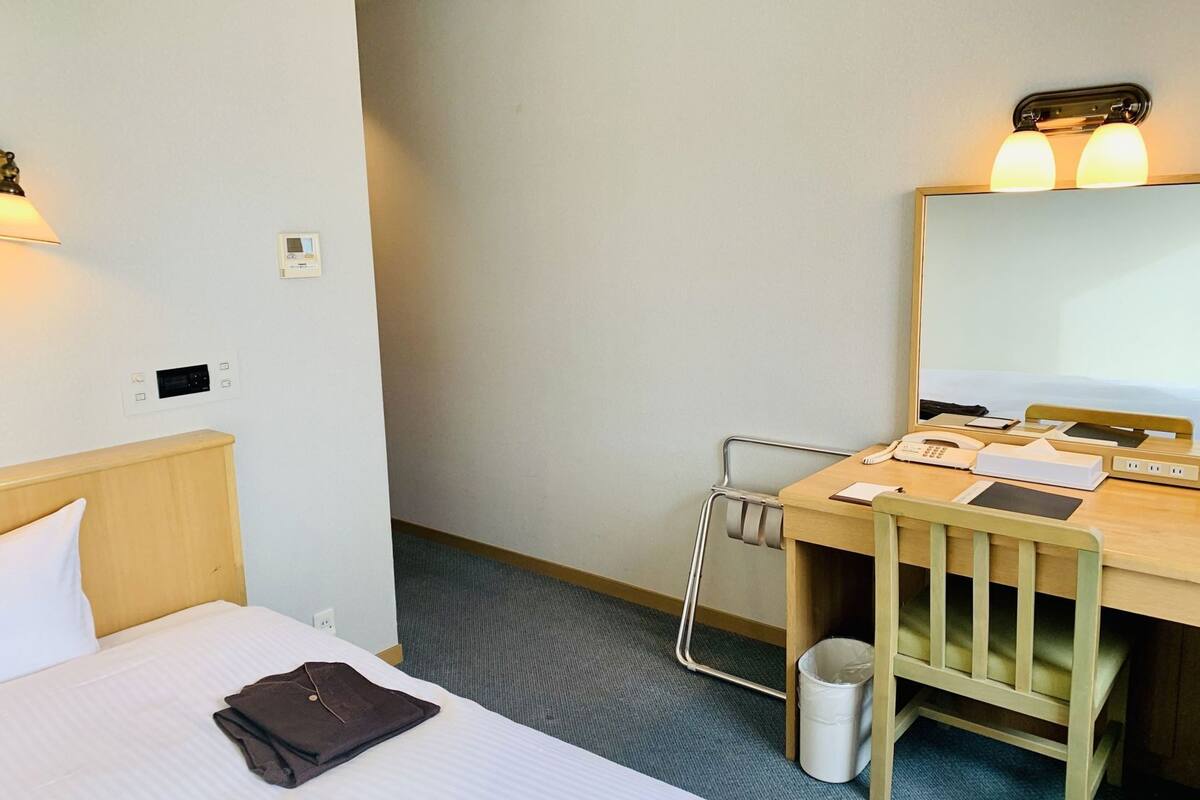 Bureau, accès au Wi-Fi (inclus), literie fournie