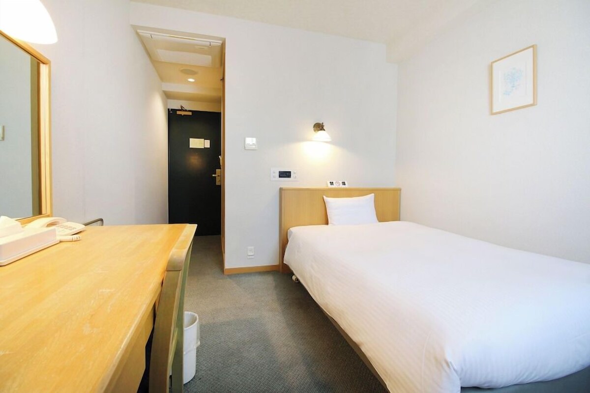 Desk, WiFi (free), bed sheets