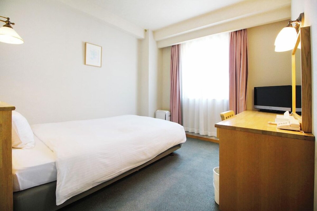 Desk, WiFi (free), bed sheets