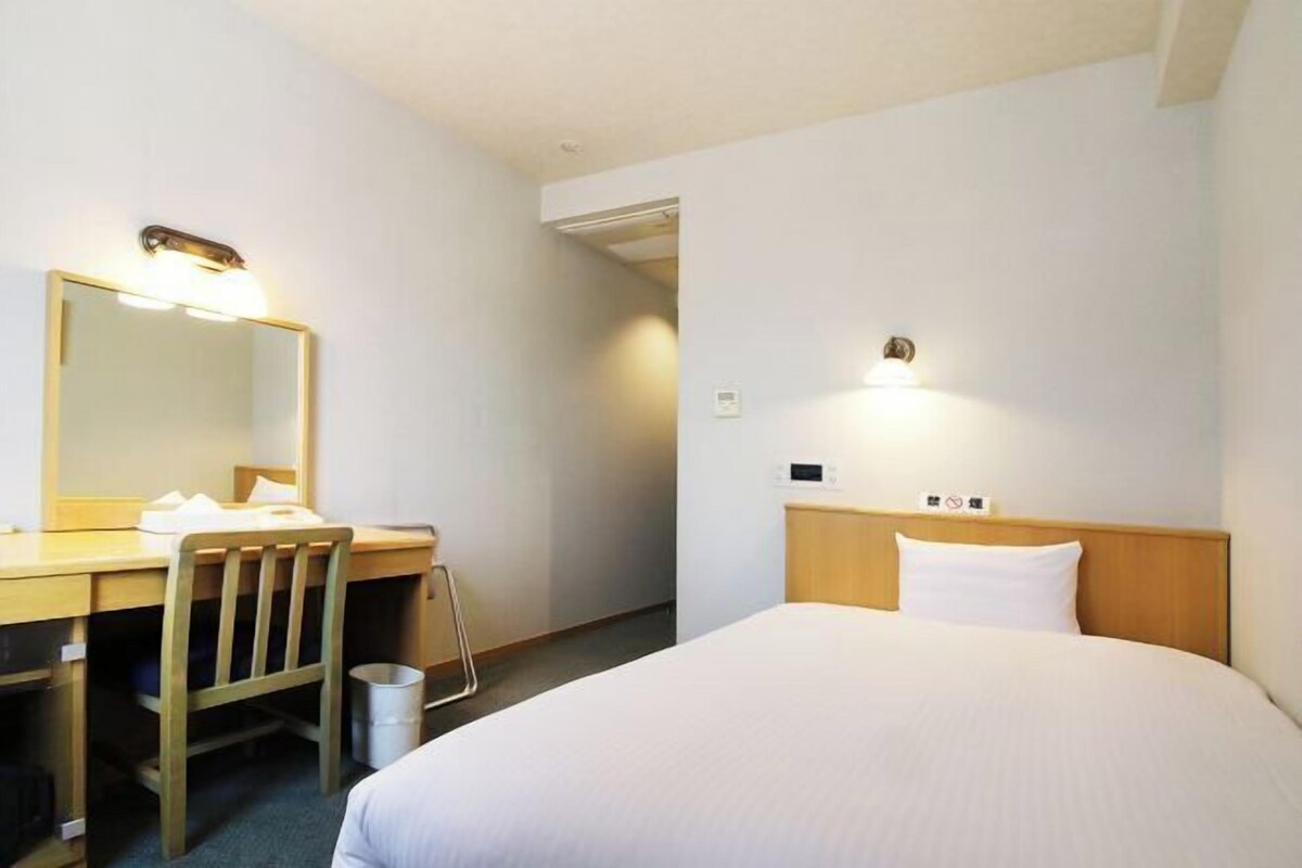 Desk, WiFi (free), bed sheets