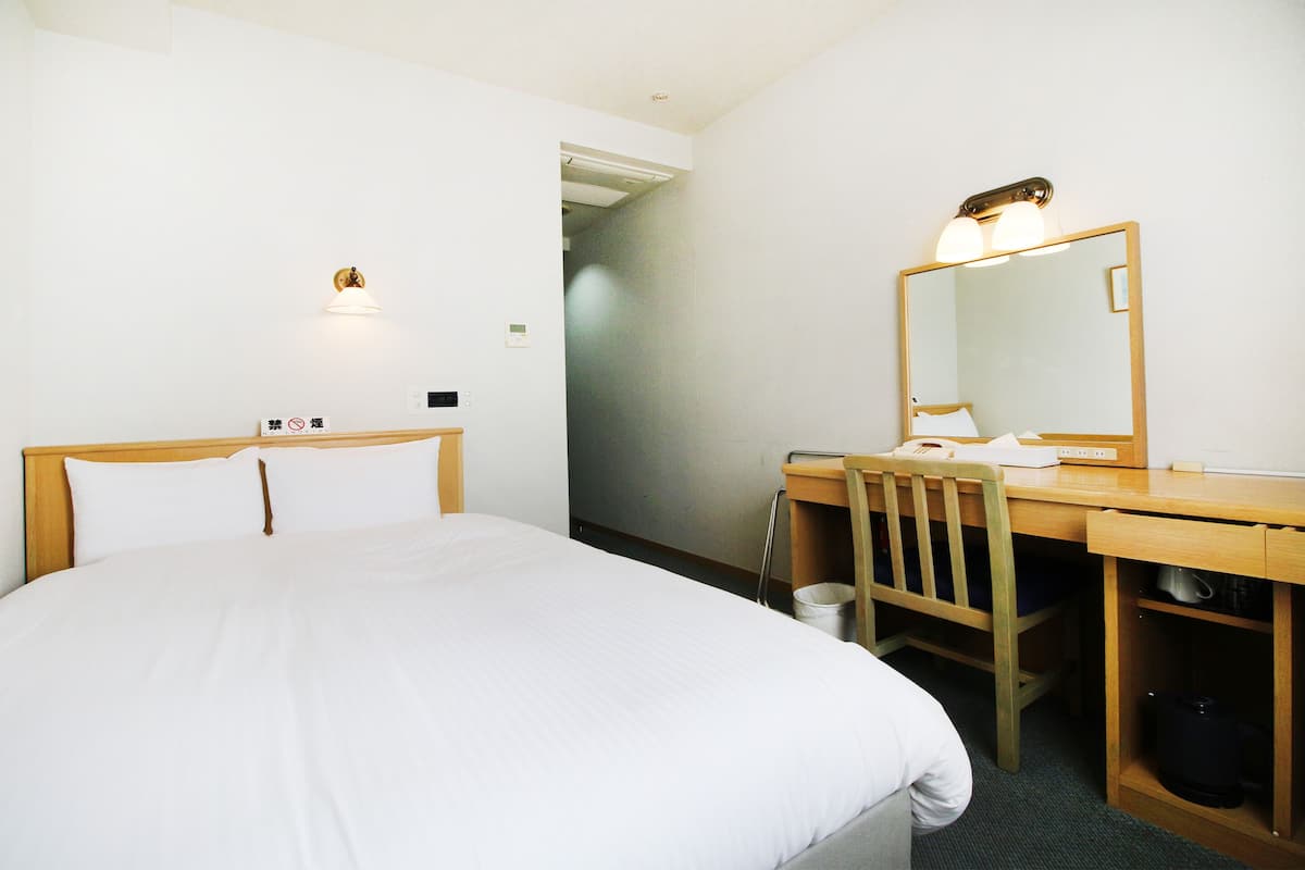 Doppelzimmer, Nichtraucher (Contact hotel for parking) | Schreibtisch, kostenloses WLAN, Bettwäsche