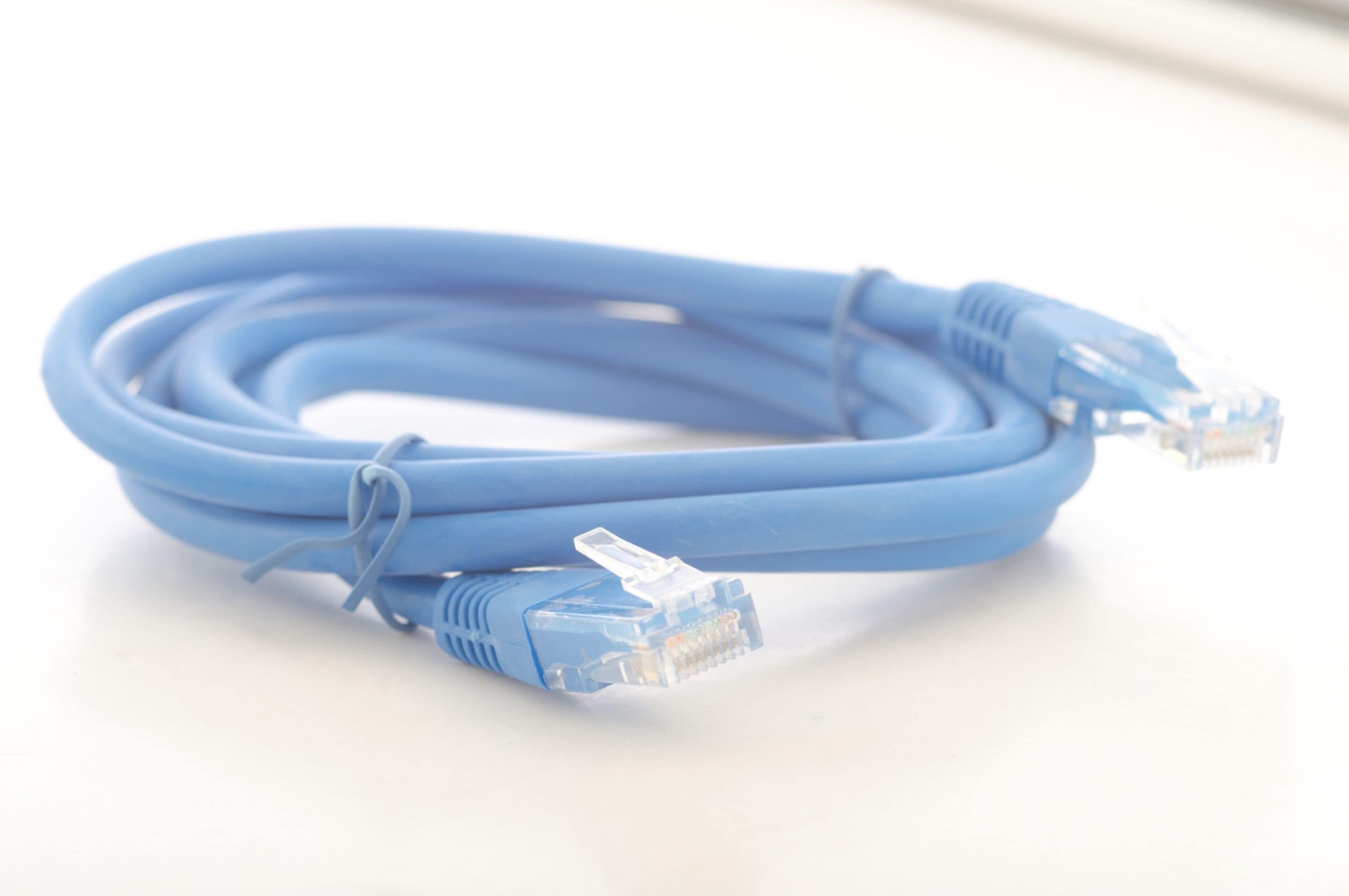 Cable Ethernet azul con conectores RJ45.