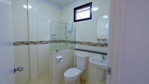 샤워 시설, 무료 세면용품, 타월