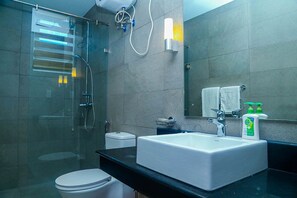 奢華公寓, 3 間臥室, 海景, 面海 | 浴室 | 淋浴設備、淋浴花灑、免費盥洗用品、吹風機