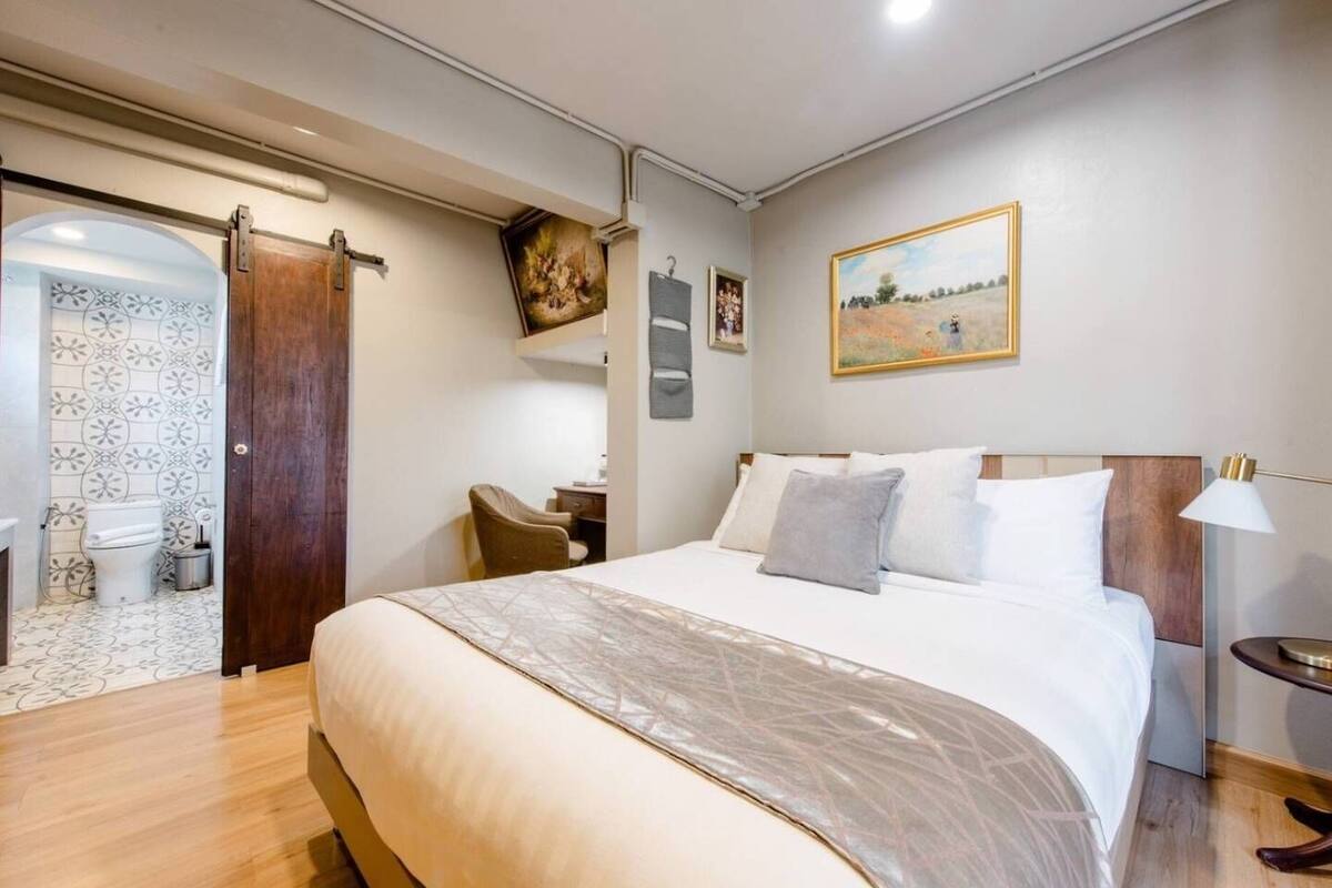 Cozy Studio | Brankas, meja kerja, tirai kedap cahaya, dan setrika/meja setrika
