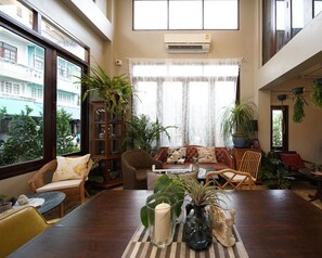 Lobby sitting area - Na Vayla PaPlern (Bangkok)