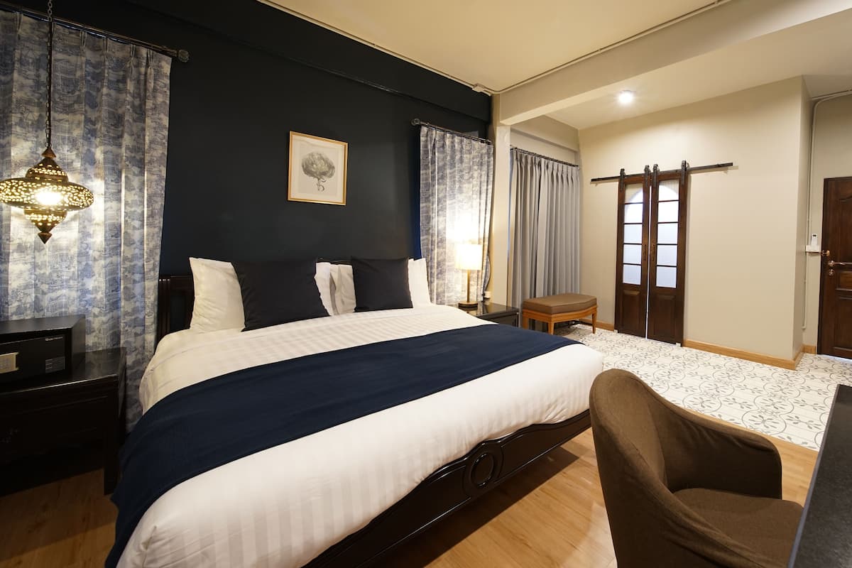 Blue Breeze | In-room safe, desk, blackout drapes, iron/ironing board