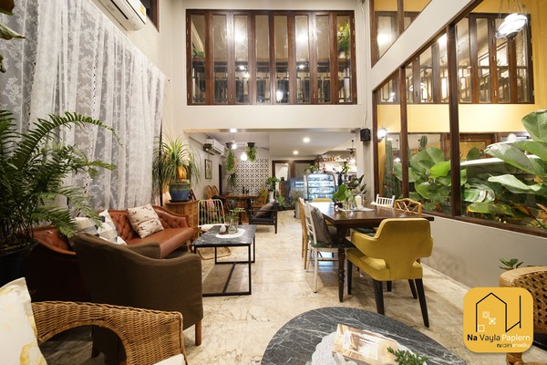 Coin salon dans le hall