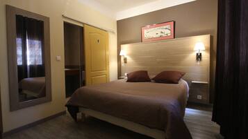 Double Room | Individually decorated, individually furnished, desk, blackout drapes