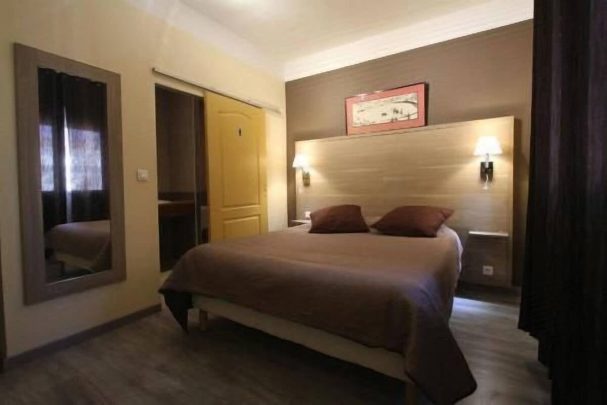 Escritorio, cortinas blackout, wifi gratis y decoración personalizada 