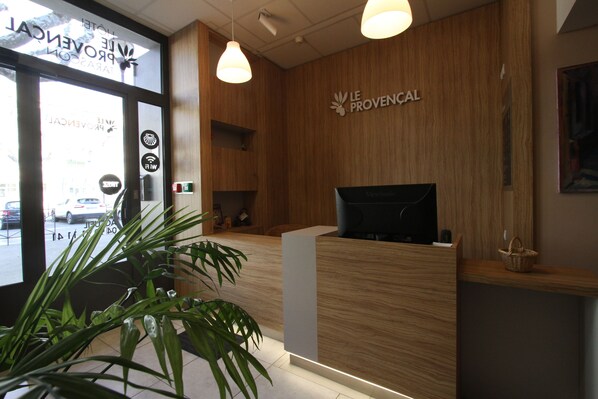 Interior entrance - Hôtel Le Provencal (Tarascon)