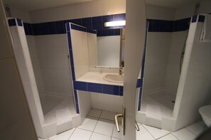Habitación doble | Baño | Regadera, amenidades de baño gratuitas, toallas 