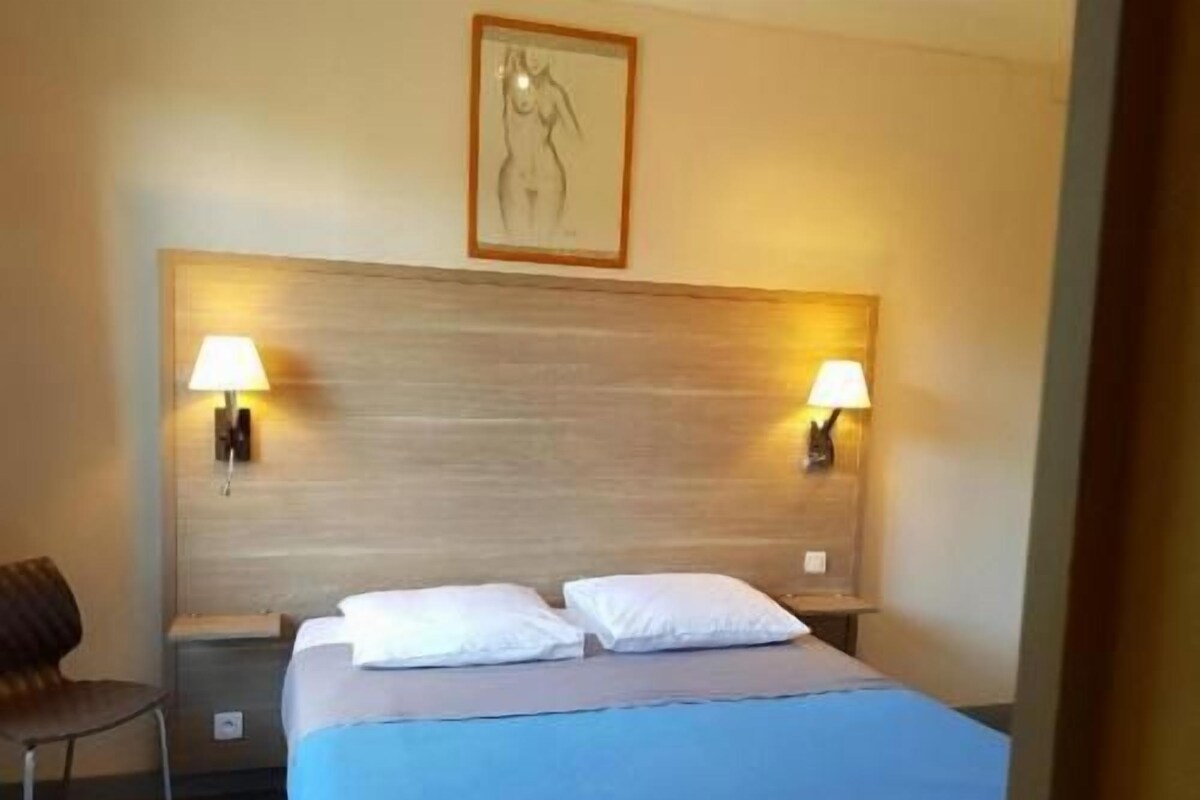 Escritorio, cortinas blackout, wifi gratis y decoración personalizada 