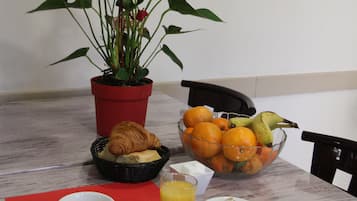 Desayuno continental diario (EUR 9 por persona)