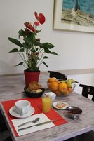 Desayuno continental diario (EUR 9 por persona)