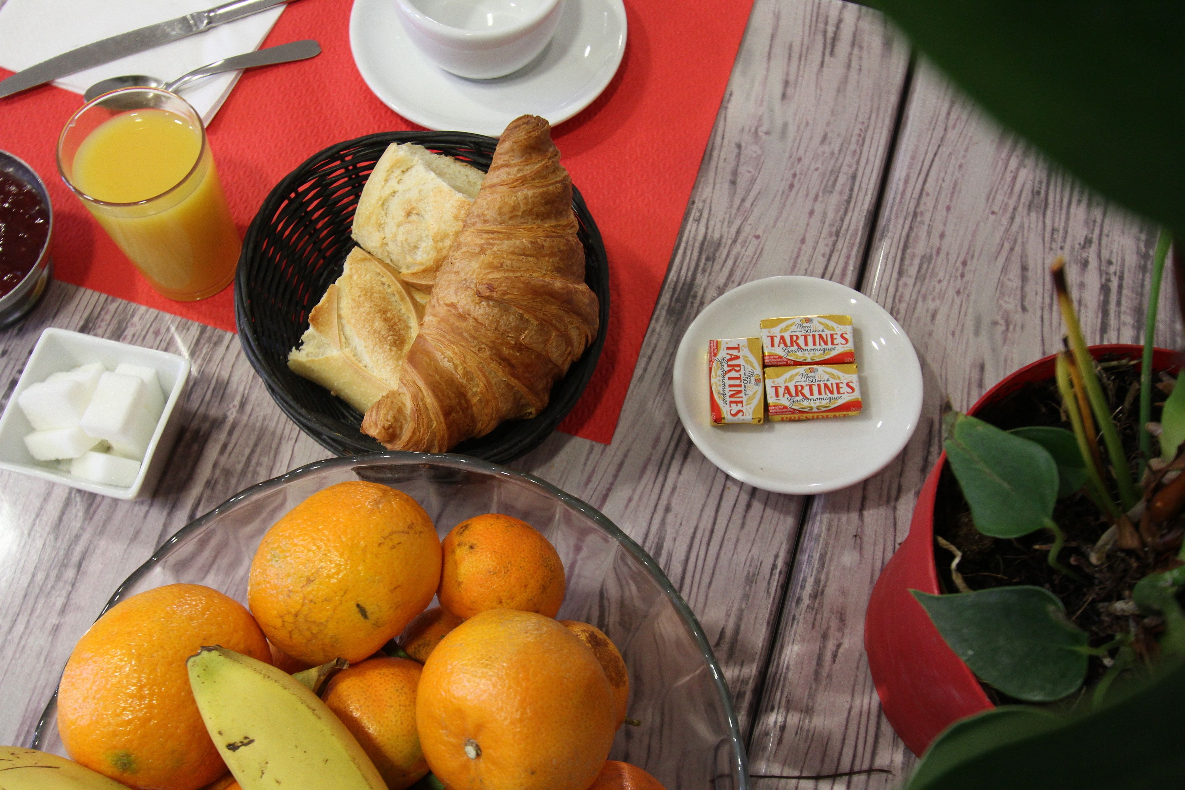 daily continental breakfast (eur 9 per person)