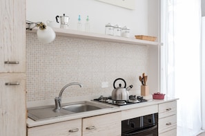Fridge, oven, coffee/tea maker, electric kettle