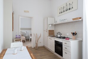 Kühlschrank, Ofen, Wasserkocher mit Kaffee-/Teezubehör, Wasserkocher