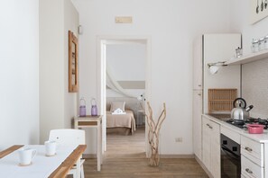 Kühlschrank, Ofen, Wasserkocher mit Kaffee-/Teezubehör, Wasserkocher